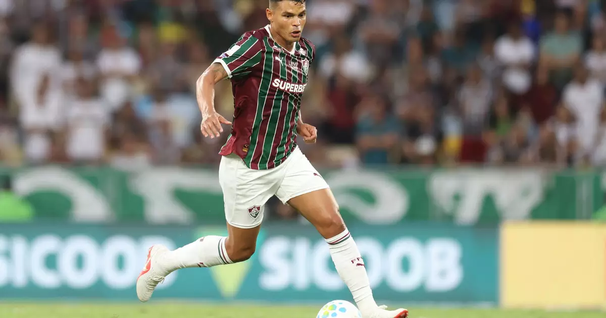 Jogador do Fluminense assiste a jogo da NFL no Maracanã e revela: "Preocupado com meu campo"
