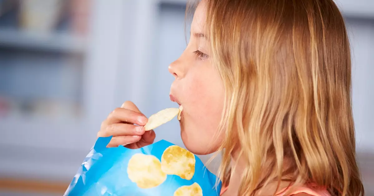 Alimentos ultraprocessados deveriam ser regulados como o cigarro, defende epidemiologista
