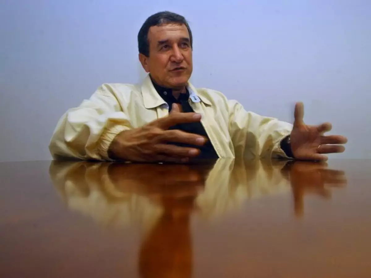 Parreira tem piora, volta a ser sedado e passará por cirurgia, diz boletim médico
