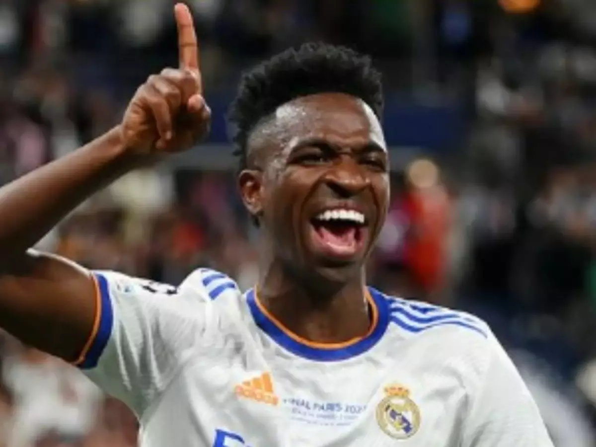 Vini Jr. come abacaxi antes dos jogos da Copa; conheça os benefícios da fruta