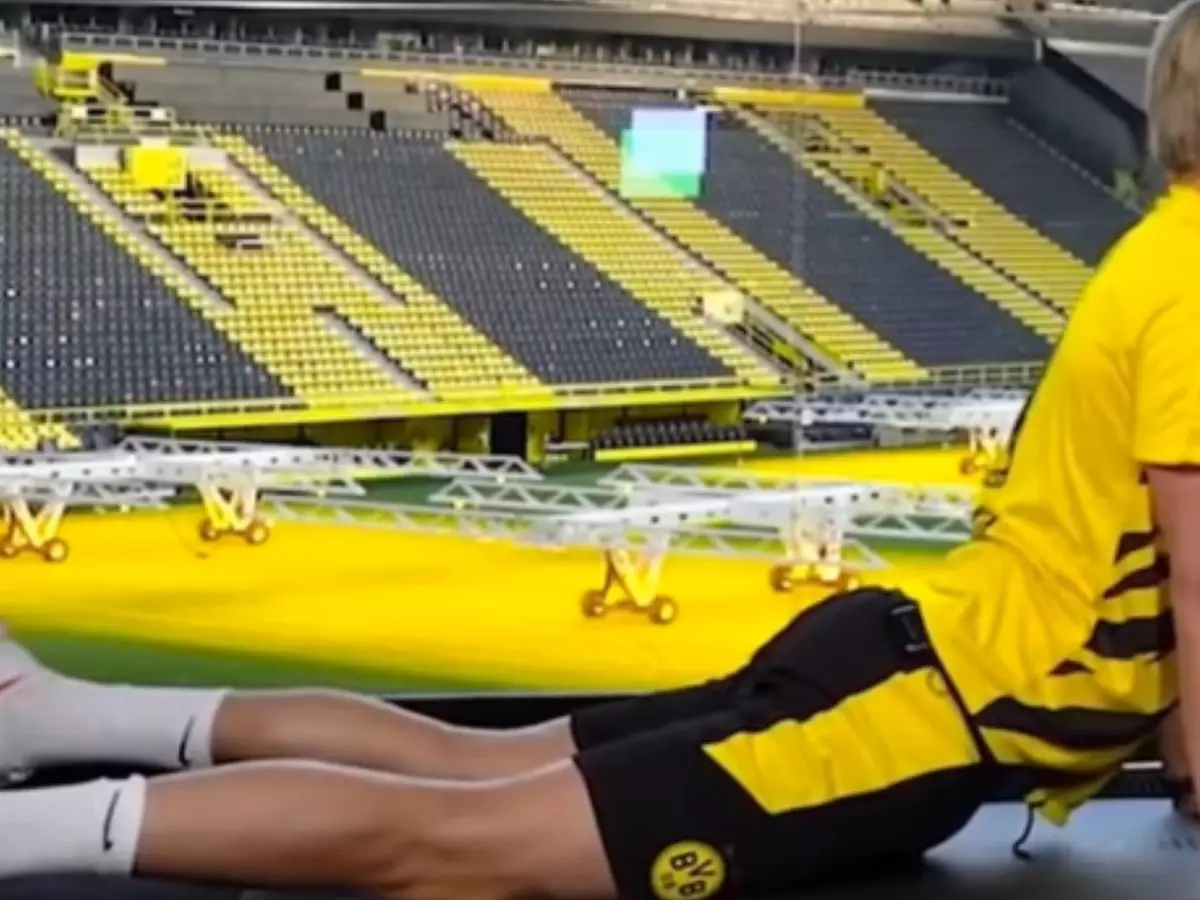 O segredo dos craques: por que Haaland, CR7 e Salah trocaram a musculação pesada pelo yoga
