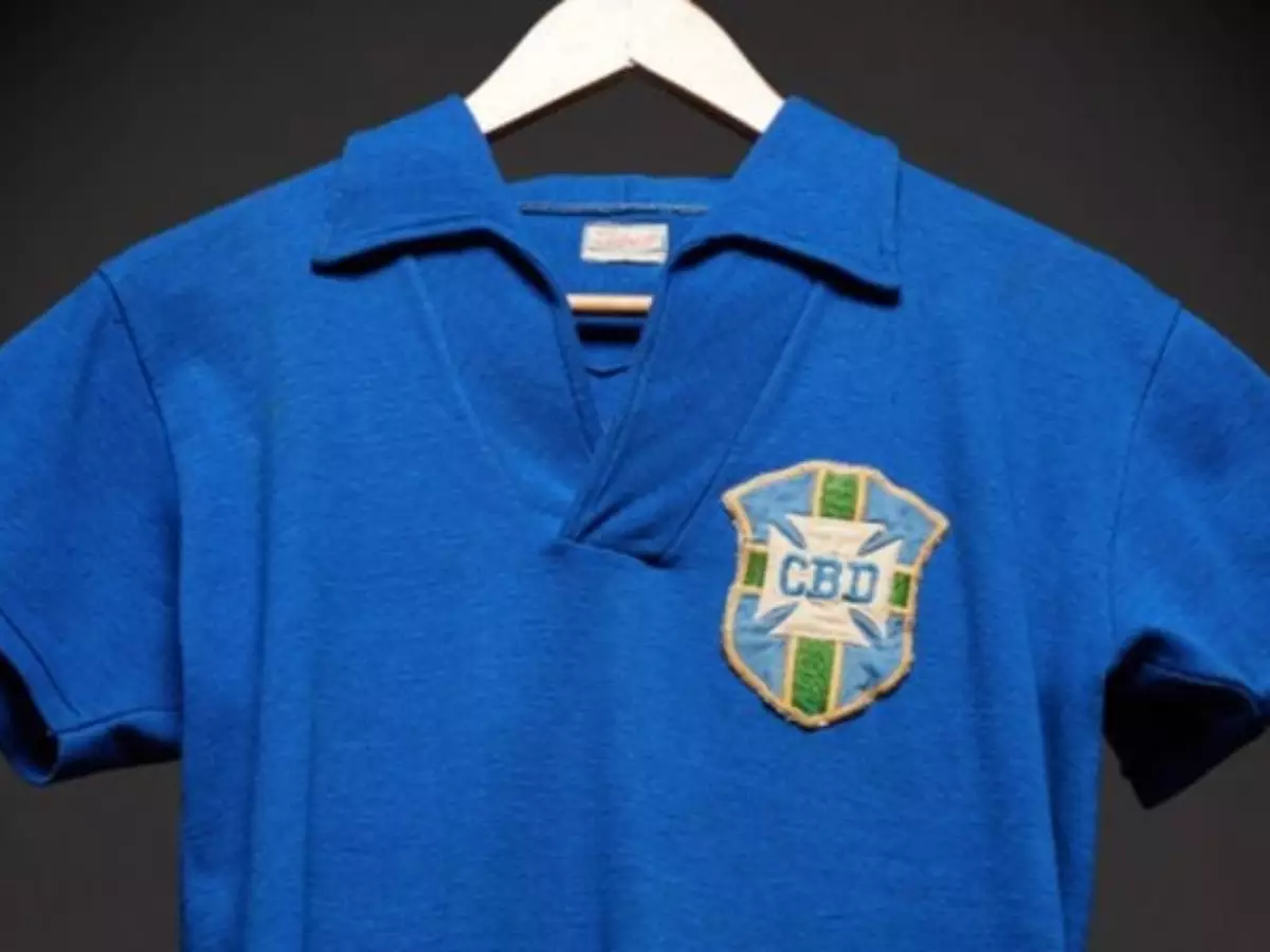 Camisa usada por Pelé na final da Copa de 1958 é leiloada por valor milionário