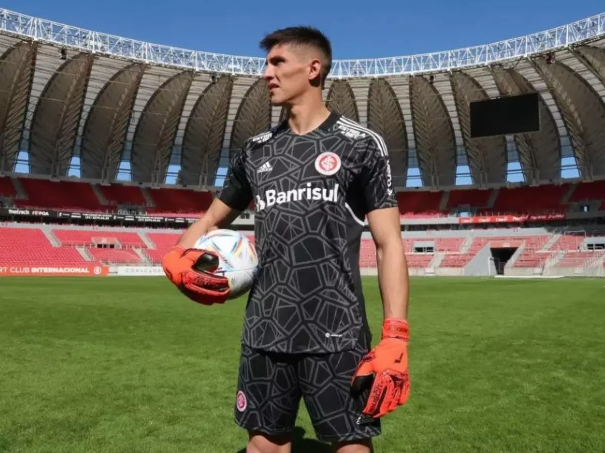Internacional toma decisão envolvendo o goleiro Rochet