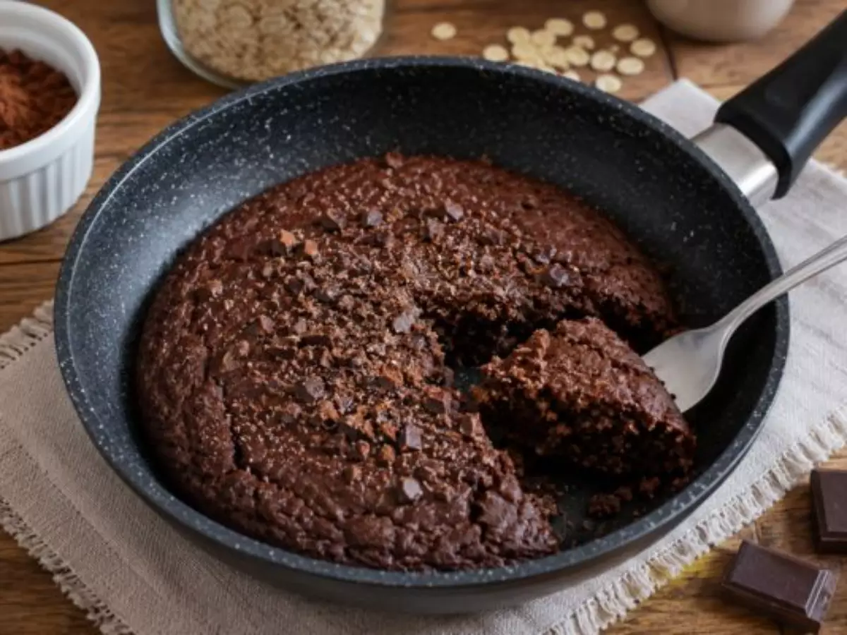 Brownie de frigideira fit: receita prática, saudável e pronta em poucos minutos