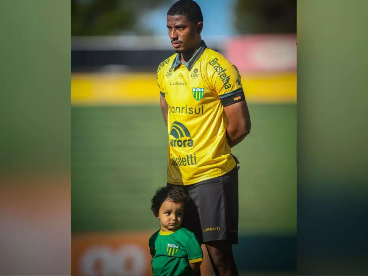 Jogador do Ypiranga FC fez homenagem ao entrar com filho em campo meses antes da morte da criança