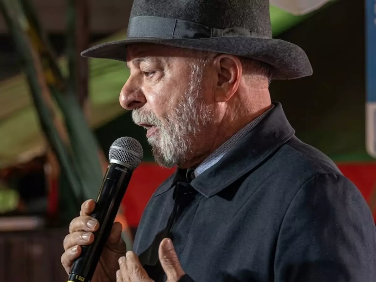 Em comício, Lula canta música romântica de Roberto Carlos, que faz “segredo?