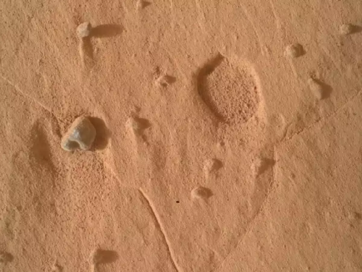 Um robô da NASA enviou uma imagem misteriosa de Marte, que os pesquisadores estão tendo muita, muita dificuldade em explicar