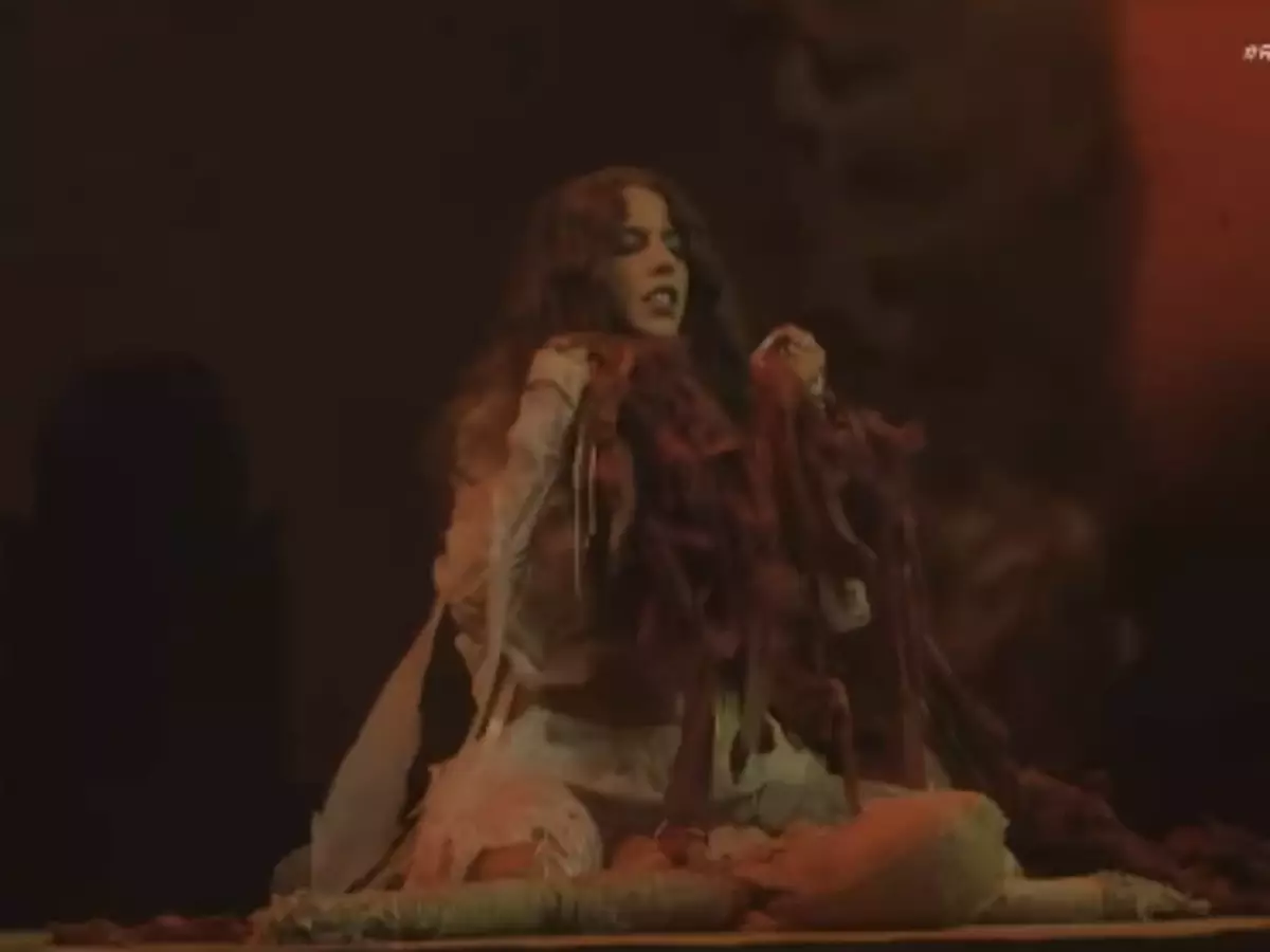 Marina Sena destrói boneco em performance no Rock in Rio e fãs apontam indireta para ex