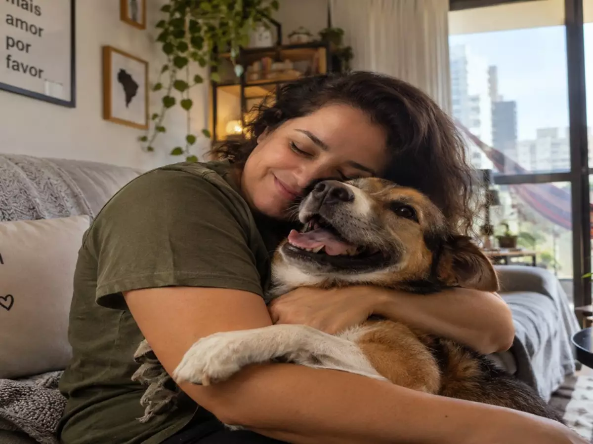 Moradora recebeu um aviso dizendo que teria de retirar o cachorro do apartamento porque a convenção proibia animais, mas uma pergunta simples mudou completamente o rumo da discussão