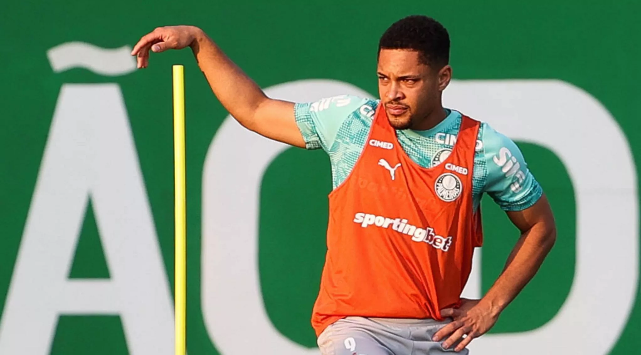 Vitor Roque evolui na recuperação e entra na reta final de tratamento no Palmeiras; saiba detalhes