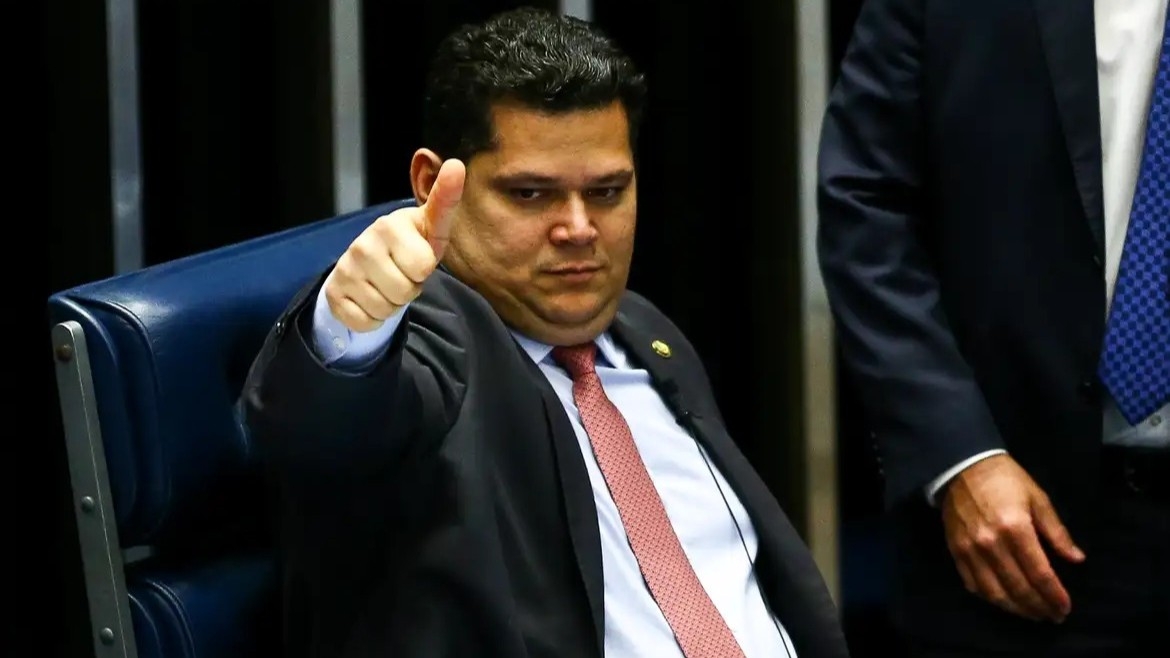 Fim da escala 6×1 pode começar a valer já na próxima semana, indica Alcolumbre