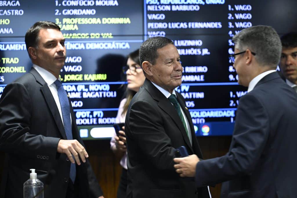 Ex-vice de Bolsonaro e aliado de Flávio, Mourão foi único senador contra o fim da escala 6×1