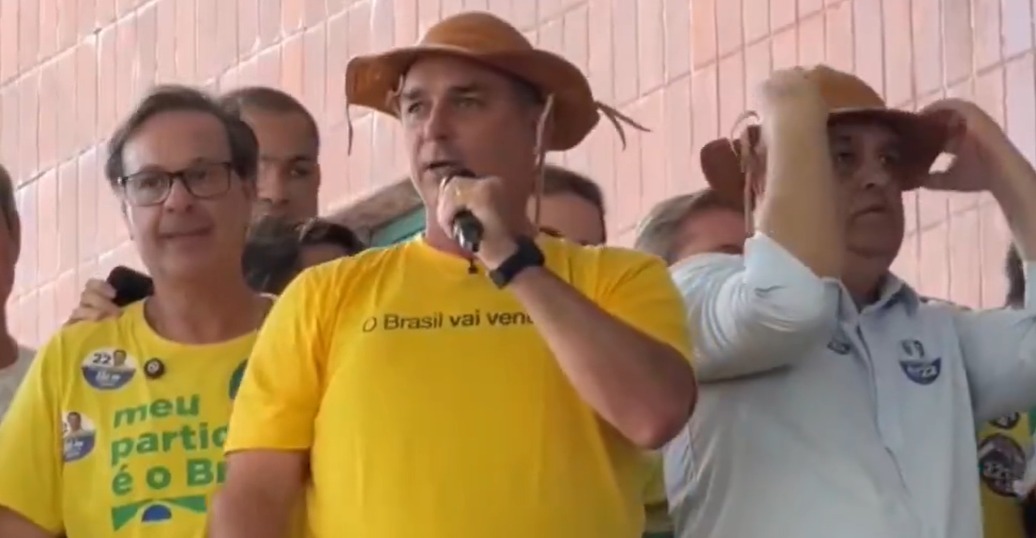 Flávio Bolsonaro insinua que eleitor é “burro?