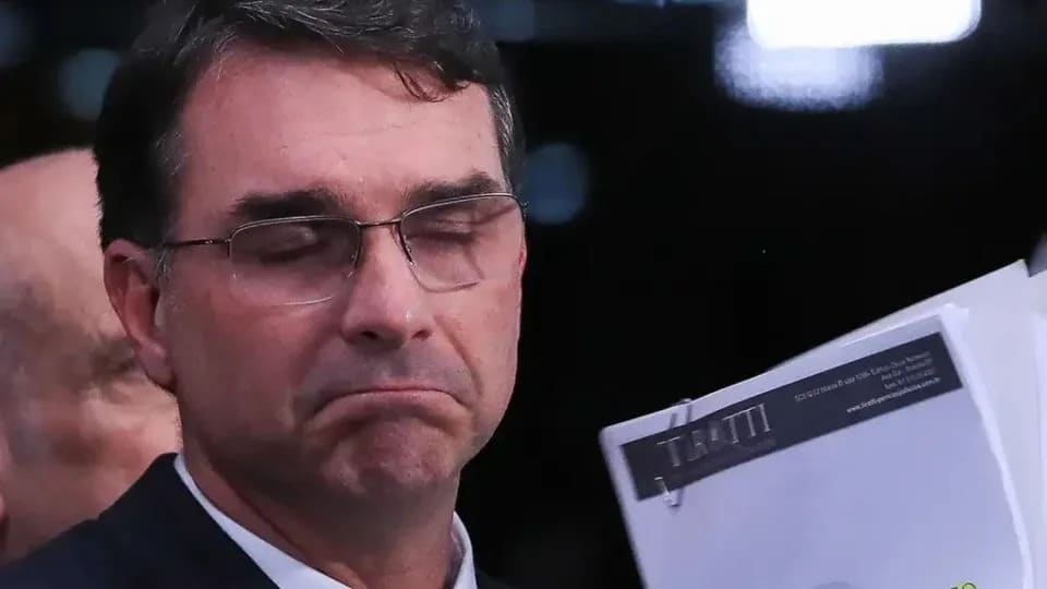 Flávio minimiza tentativa de golpe no JN e ignora provas usadas na condenção de Bolsonaro