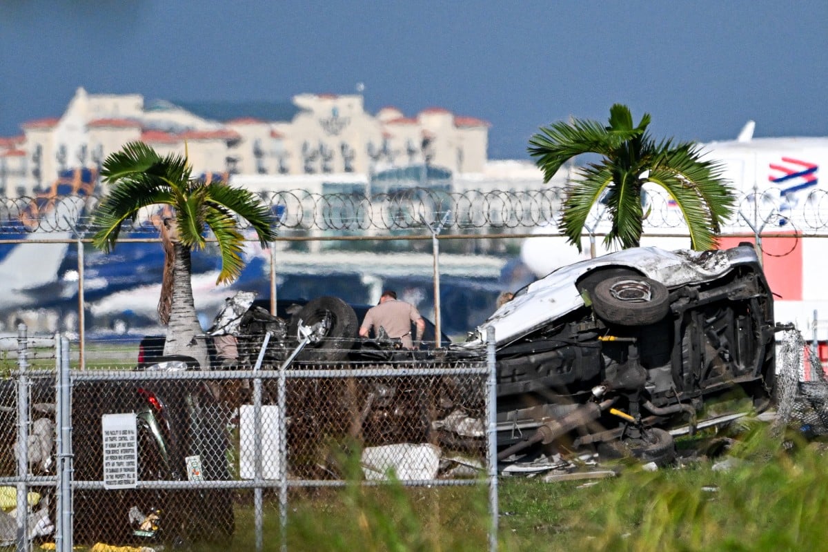 Avião de carga da Amazon sai da pista, atinge carros e deixa 5 mortos em Miami