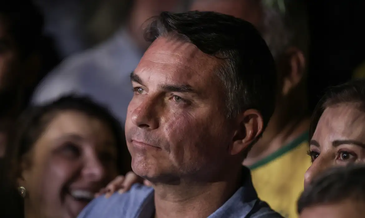 Pastor de Flávio Bolsonaro rechaça carta golpista do foragido: “Pare de profetizar o caos”
