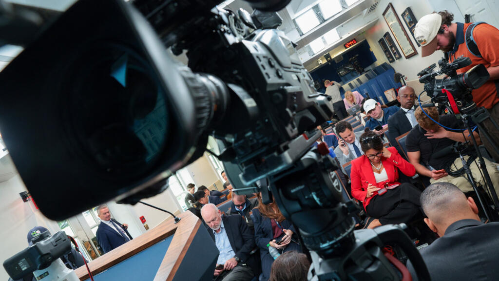 Tribunal trava veto de Trump e exige devolução de credenciais à CNN, MS NOW e Politico