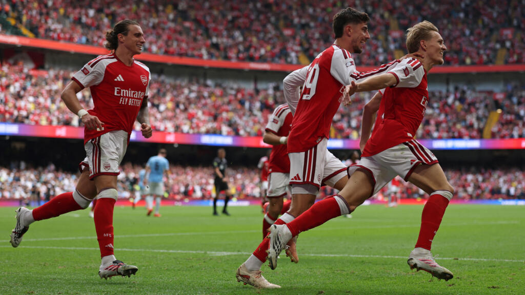 Futebol: Arsenal, Manchester City e Chelsea arrancaram com triunfos na nova temporada