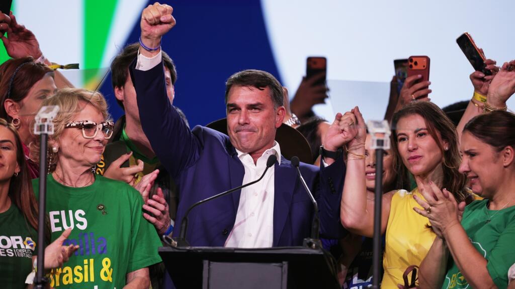 Flávio Bolsonaro avança na corrida das presidenciais convicto da vitória