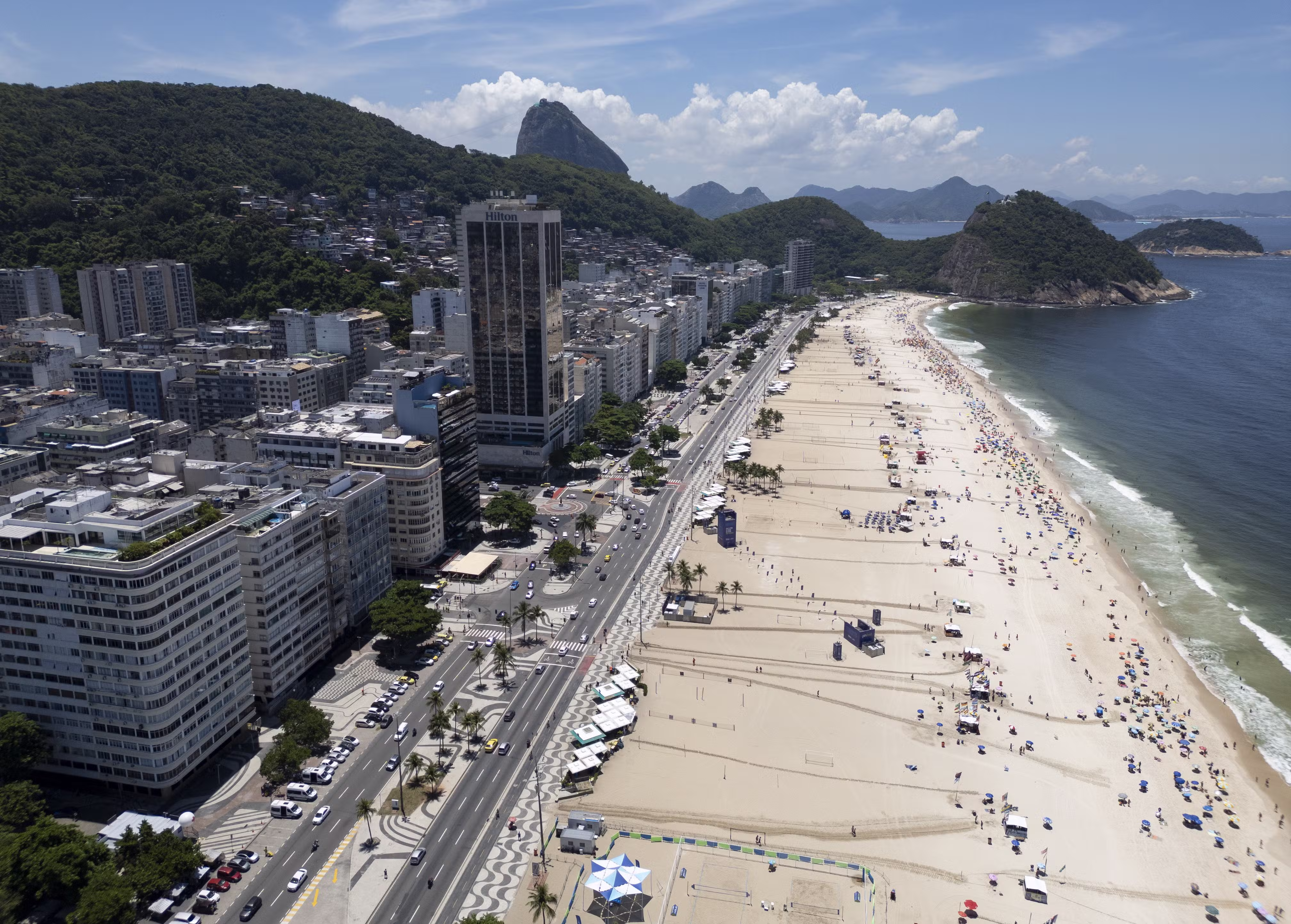 Facções travam guerra pelo controle do tráfico e do comércio nas praias do Leme e Copacabana