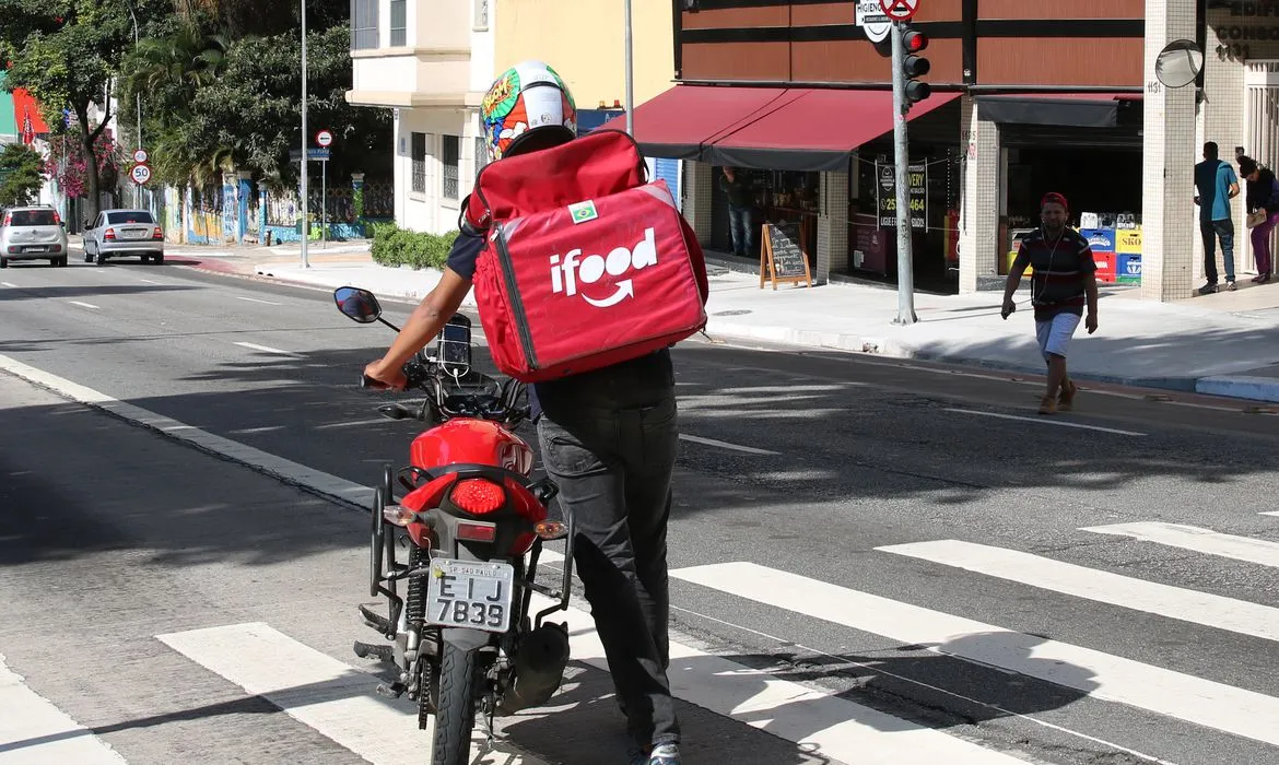 Gasto do INSS com entregadores do iFood acidentados poderia chegar a R$ 189 milhões por ano; entenda o número