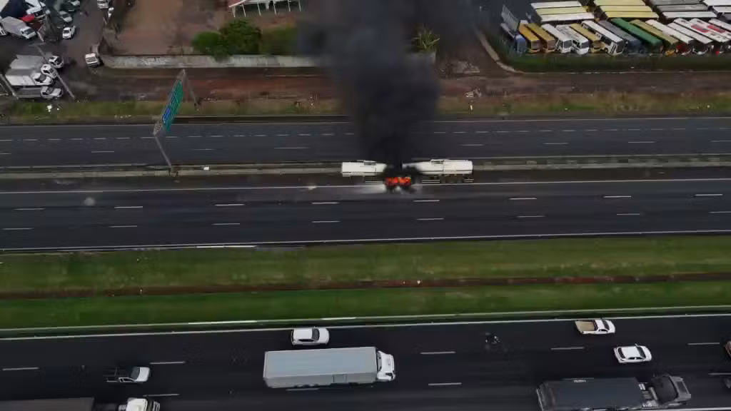 Caminhão-tanque carregado de etanol pega fogo na Rodovia Anhanguera, em Sumaré