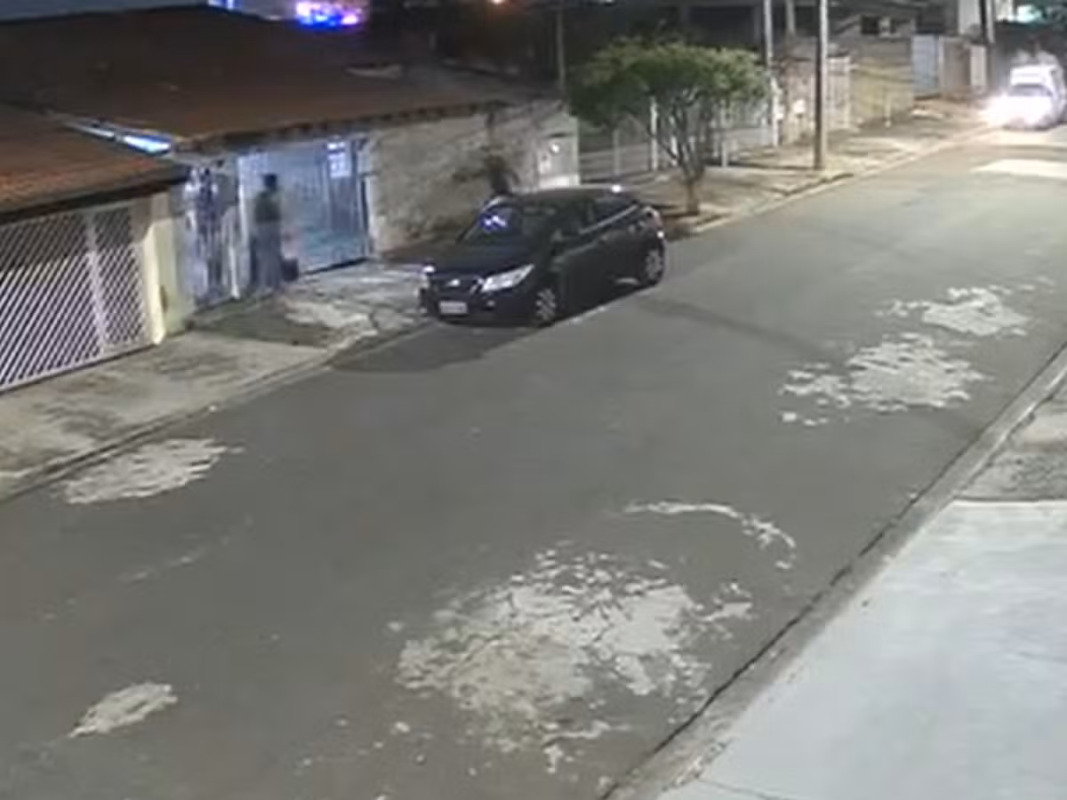 VÍDEO mostra família sendo assaltada por homem armado ao chegar em casa em Campinas