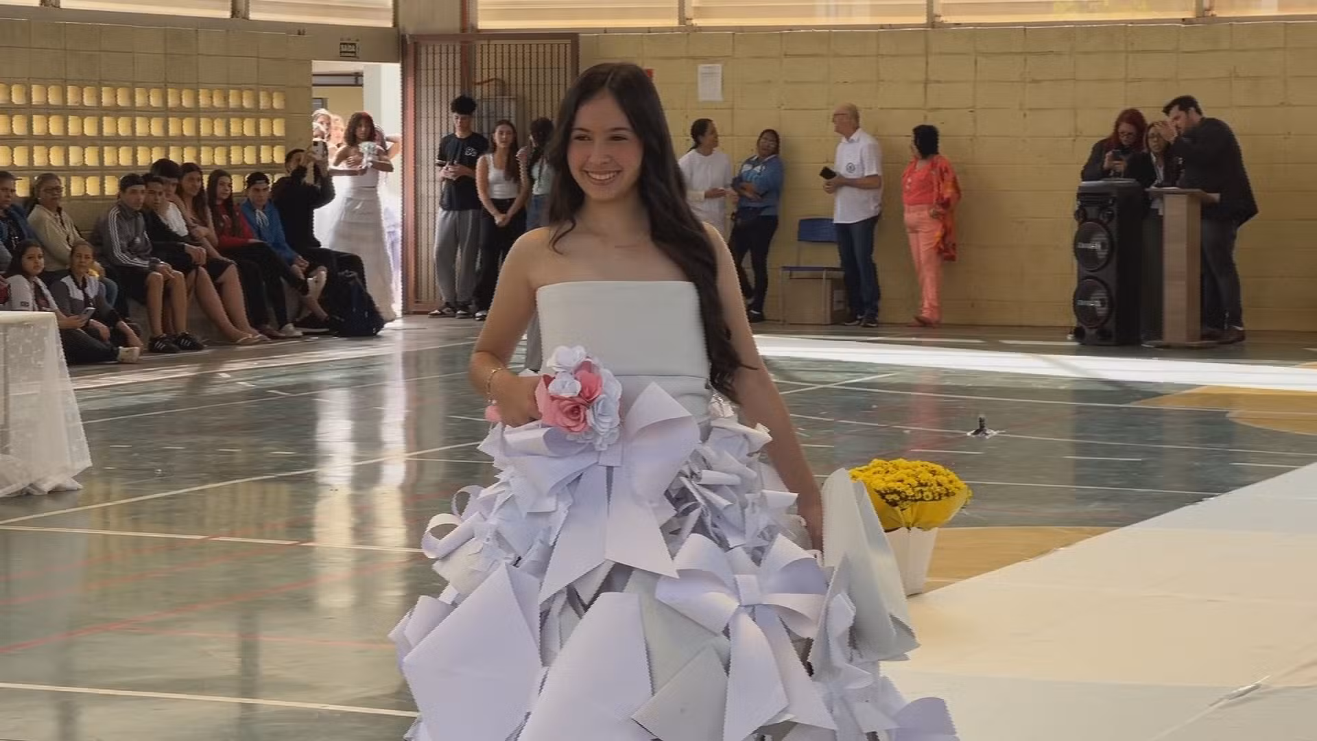 Tem Solução: estudantes criam vestidos recicláveis e brechós incentivam moda sustentável no interior de SP
