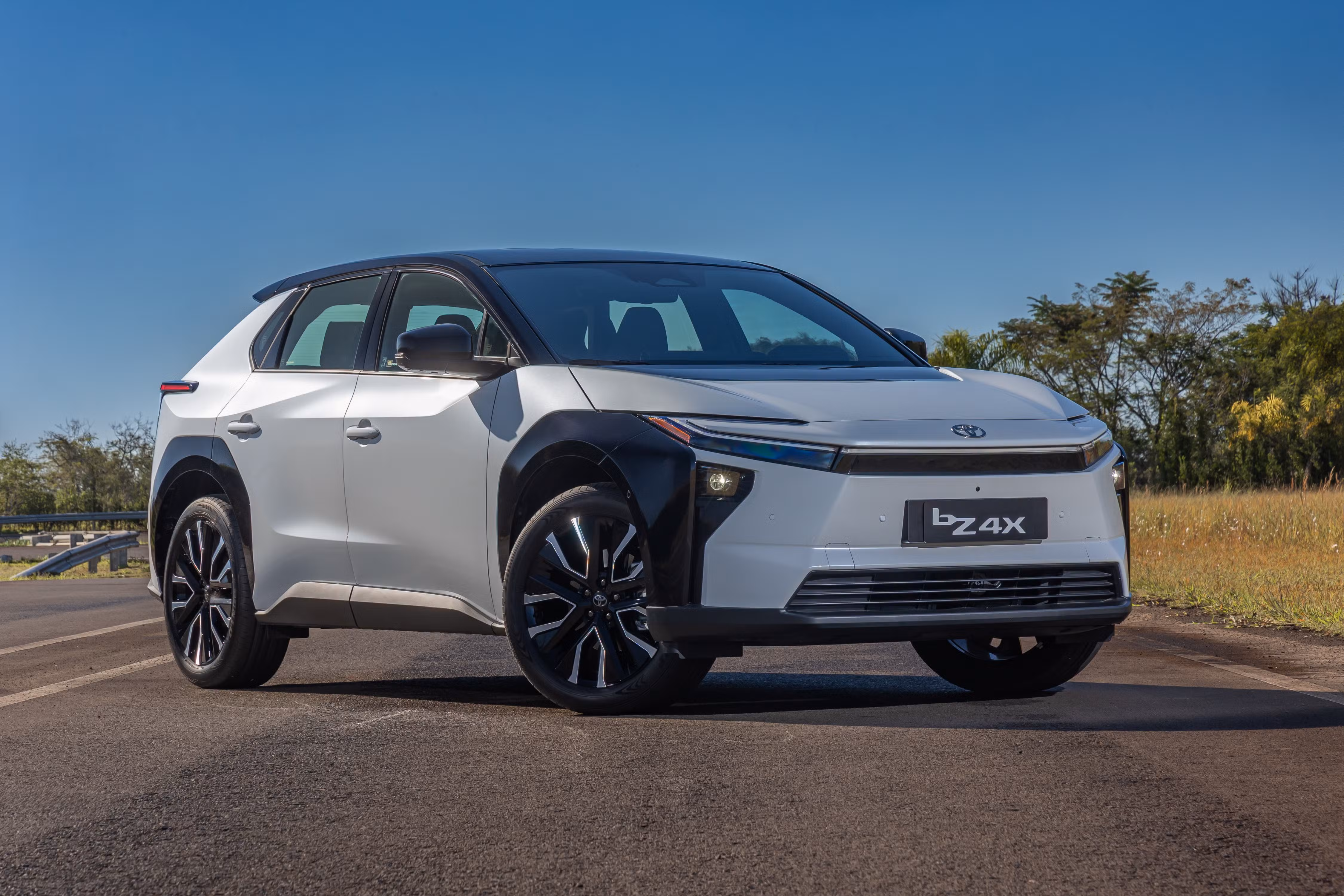 Toyota anuncia bZ4X, primeiro carro elétrico da marca no Brasil, por R$ 419.990