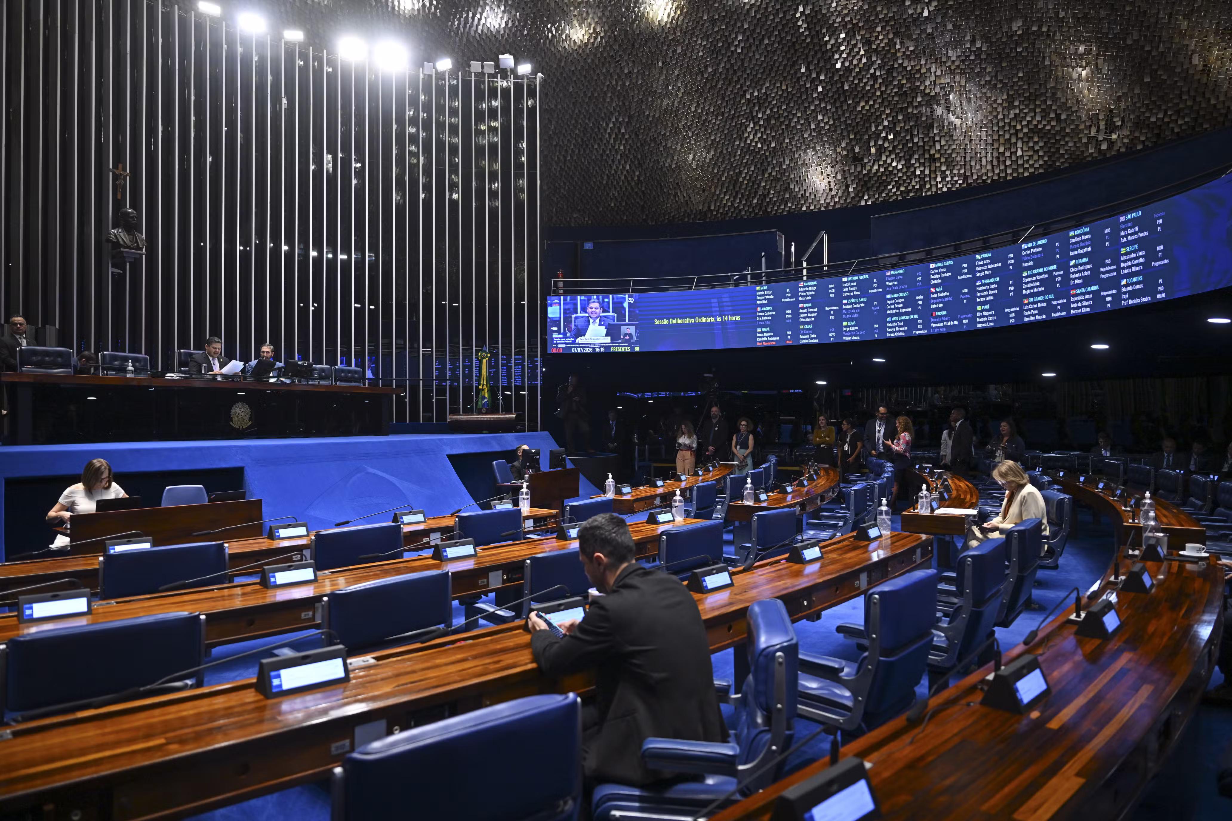 Senado aprova projeto que endurece penas por violência sexual digital contra crianças e adolescentes