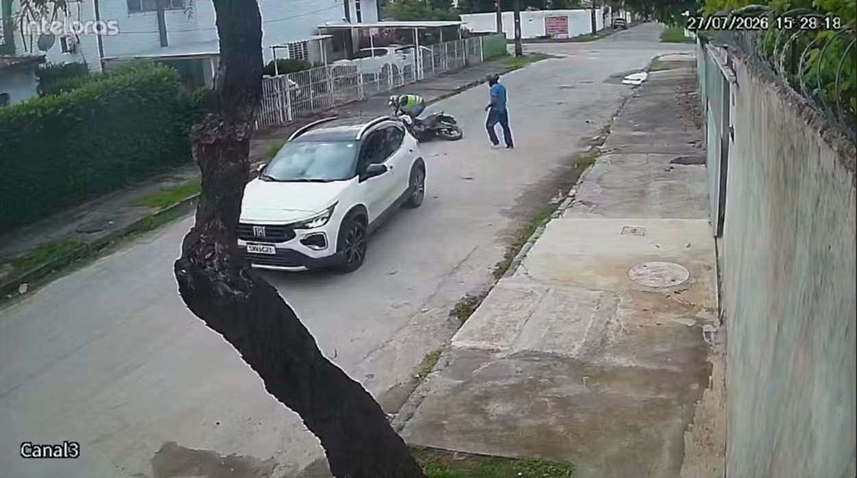 Motorista escapa de assalto e atropela criminosos no Recife; VÍDEO