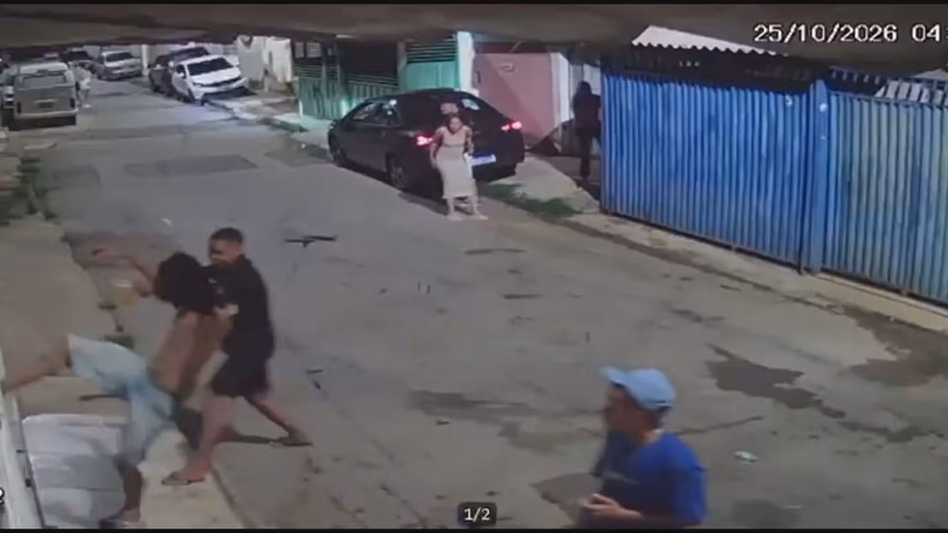 VÍDEO: após denúncia de som alto, grupo ataca carro da PM e destrói portão de vizinha no DF