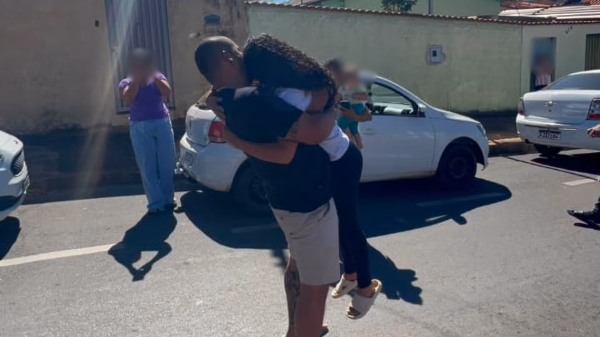 VÍDEO: Pai caminhoneiro surpreende filha com caminhão decorado na saída da escola em homenagem aos seus 15 anos
