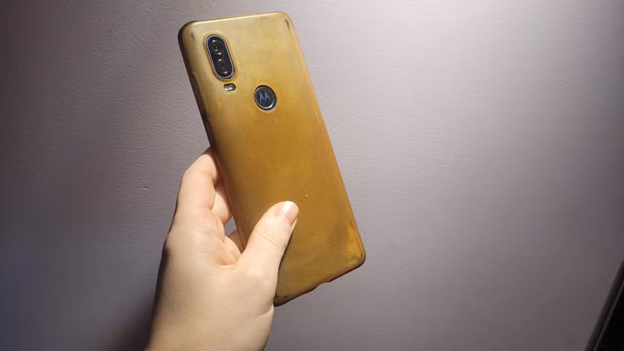 Capinha de celular amarelada não é sujeira... Então por que isso acontece?