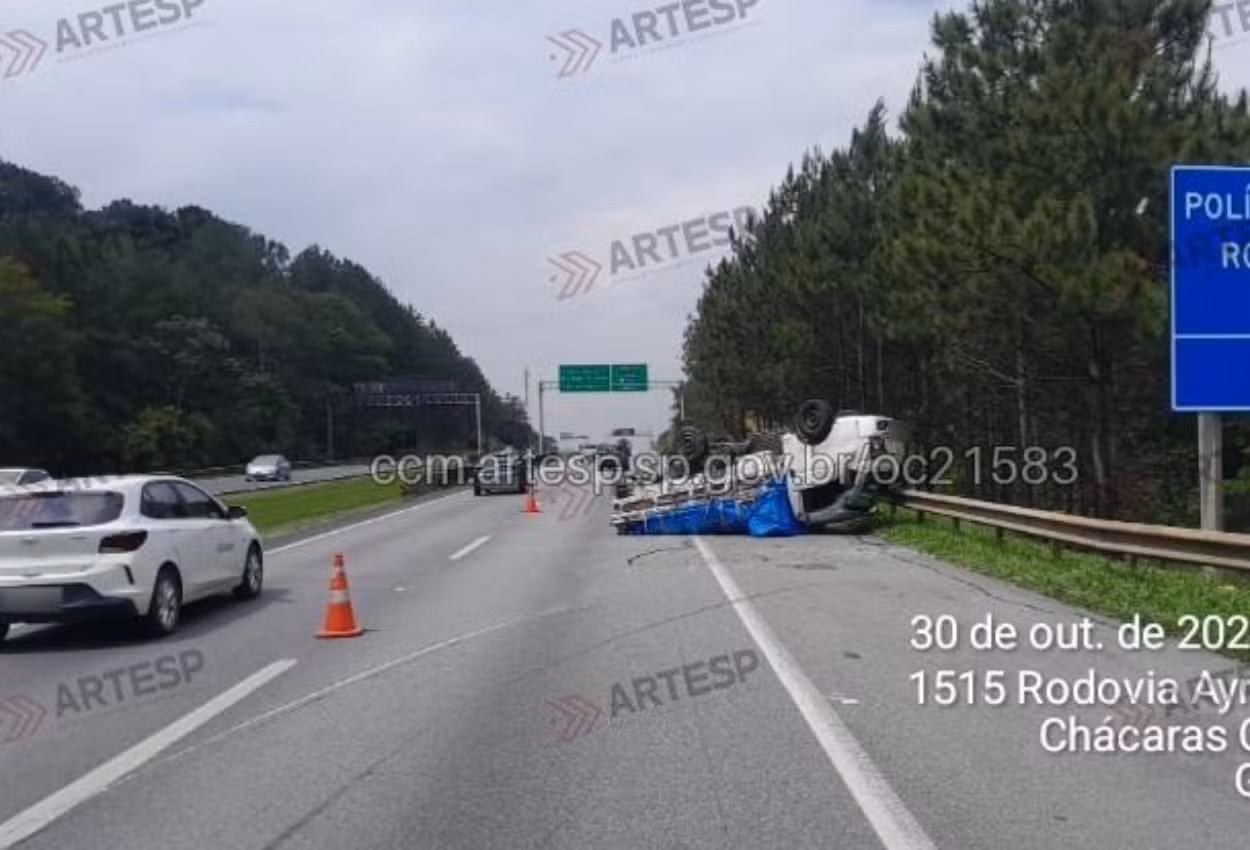 Caminhão capota após pneu estourar na rodovia Ayrton Senna, em Guararema