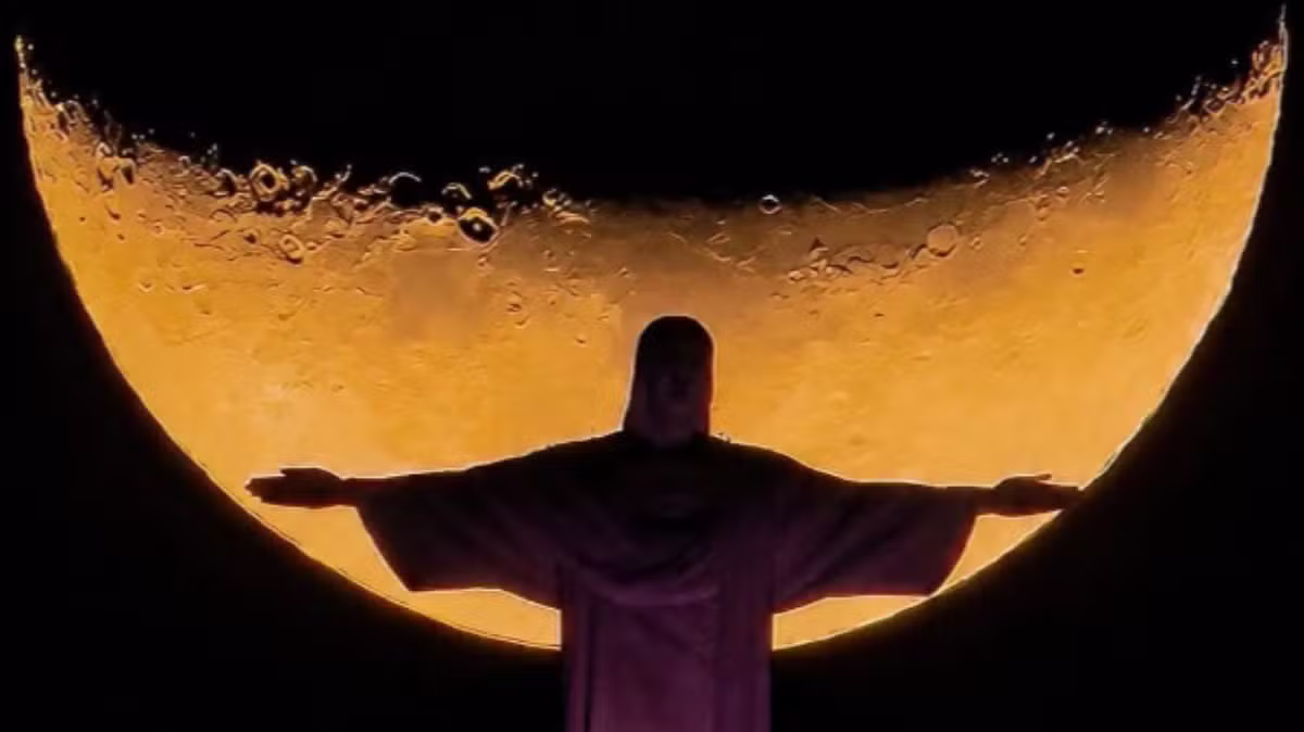 Timelapse mostra Lua 'sorrindo' atrás do Cristo Redentor; VÍDEO