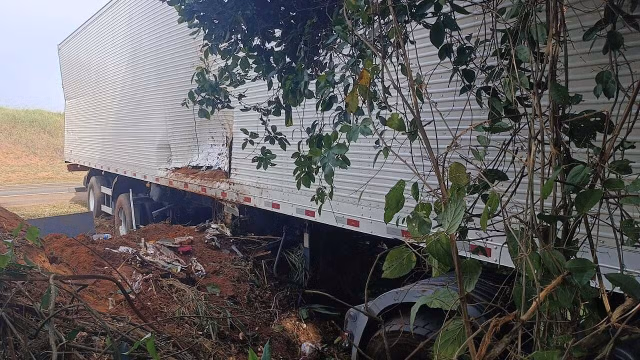Motorista morre após caminhão tombar em acidente na SP