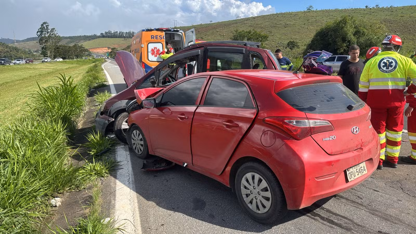 Acidente entre dois carros deixa 5 feridos na BR