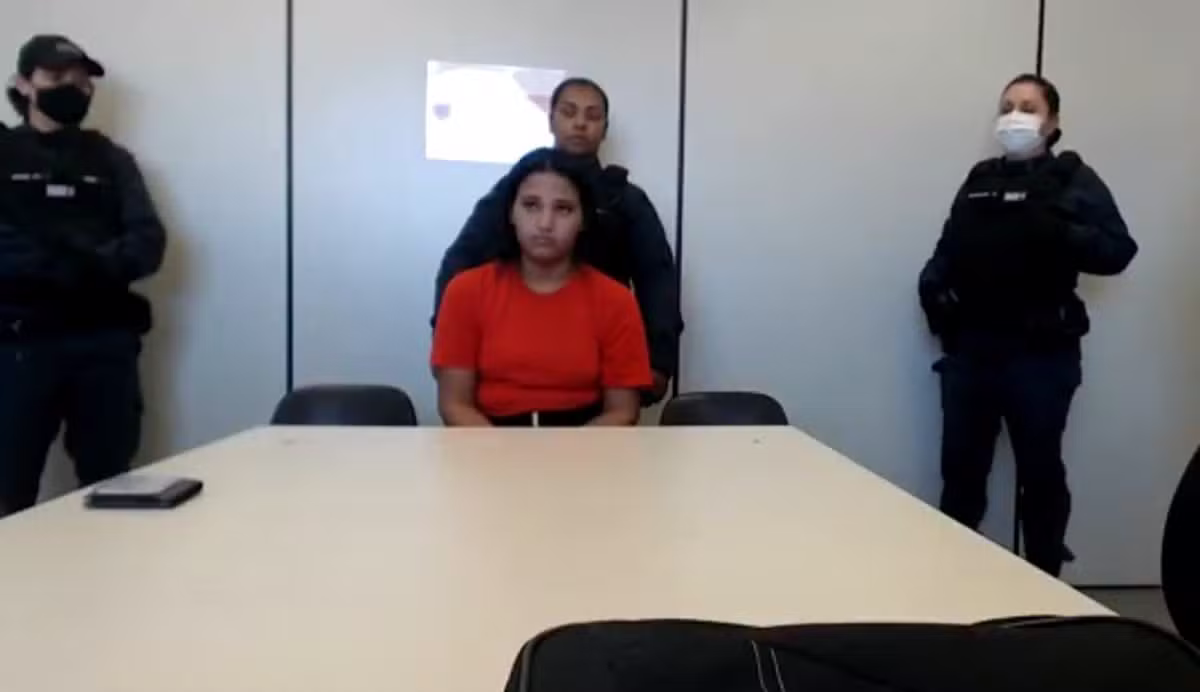 VÍDEO: veja reação de diarista investigada por morte de casal ao saber que vai continuar presa