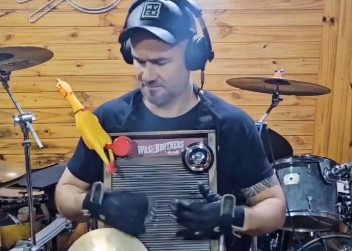 Baterista vence concurso do Metallica com tábua de lavar e galinha de borracha; VÍDEO