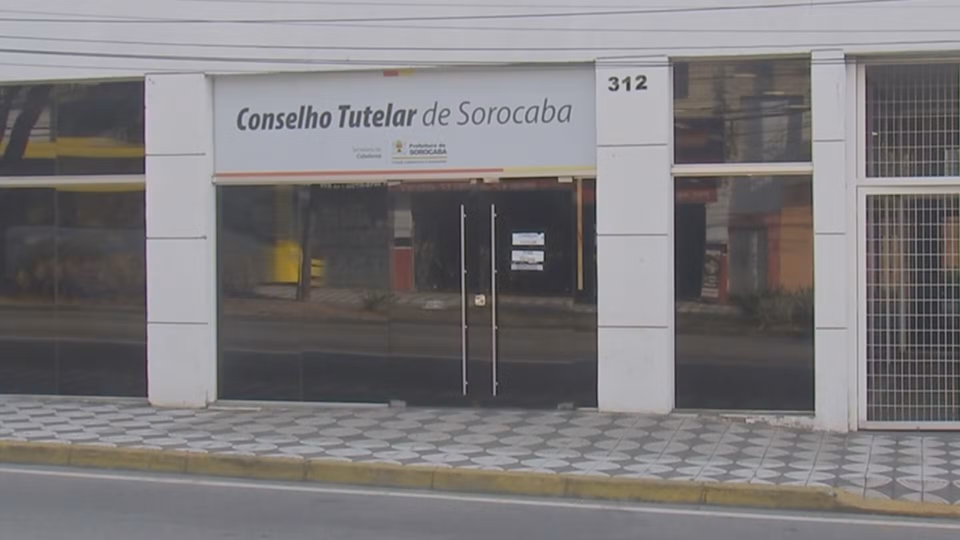 Recém-nascido é socorrido após ser encontrado na lixeira de banheiro em hospital no interior de SP