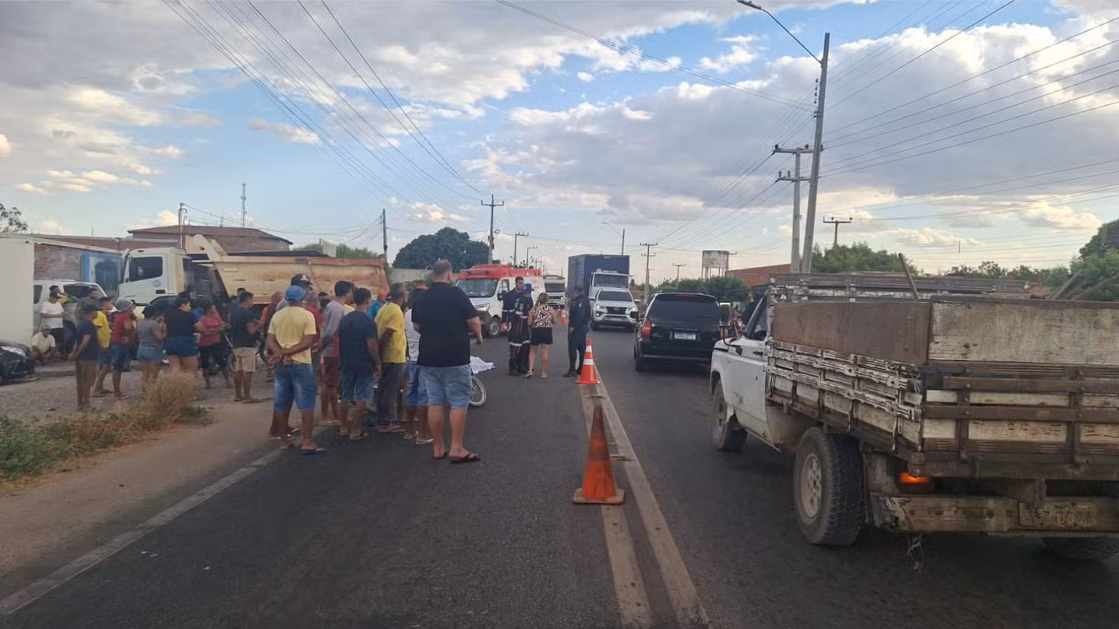 Homem de 50 anos morre após moto bater em carreta na BR