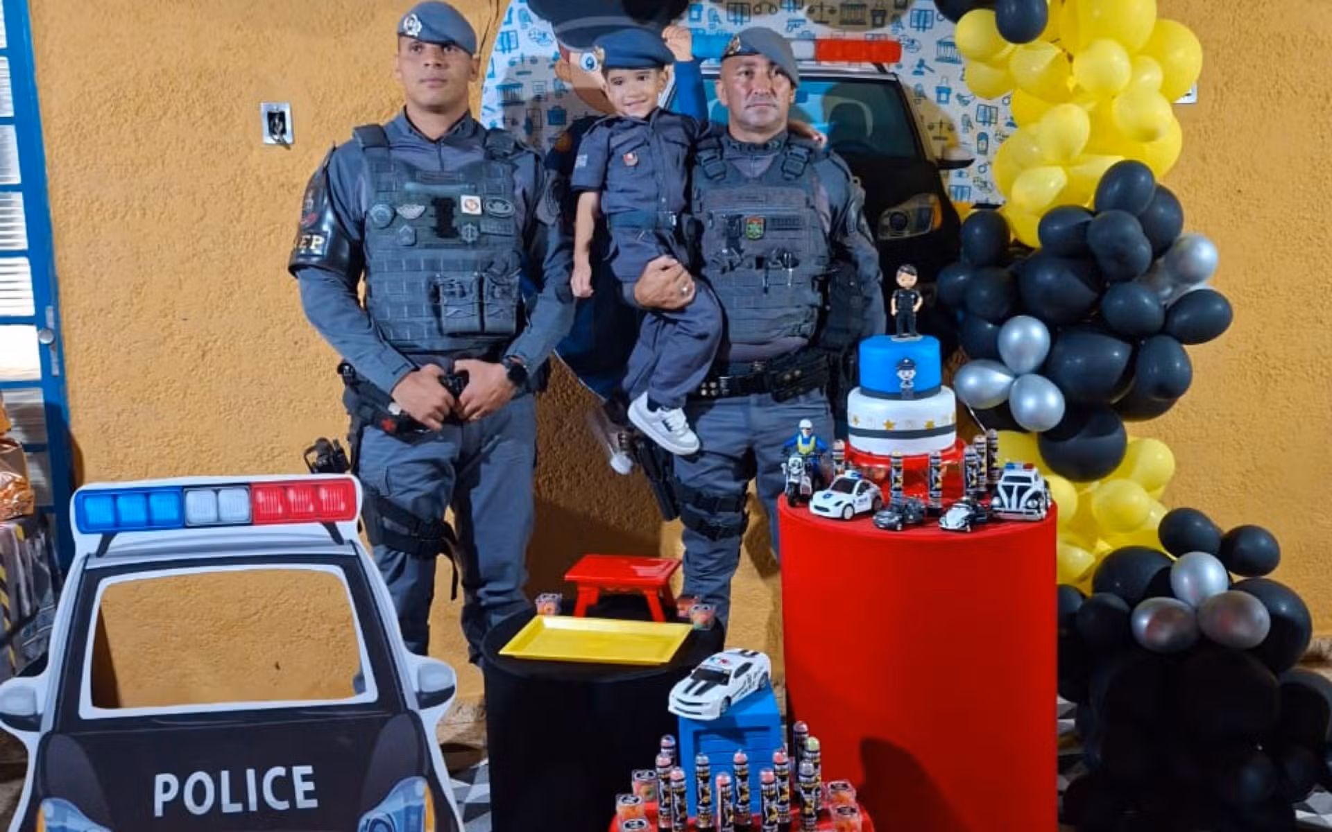 Fã da corporação, menino recebe visita surpresa de policiais militares em festa de aniversário de 5 anos no interior de SP
