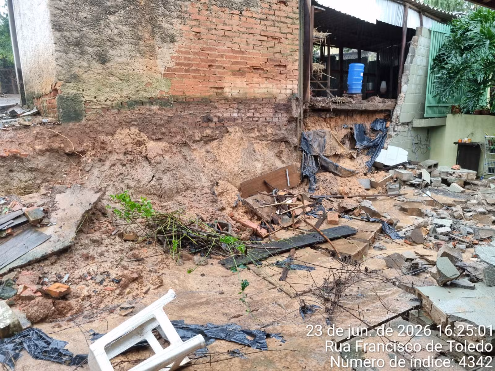 Temporal derruba muro de casa e provoca alagamentos em Tietê