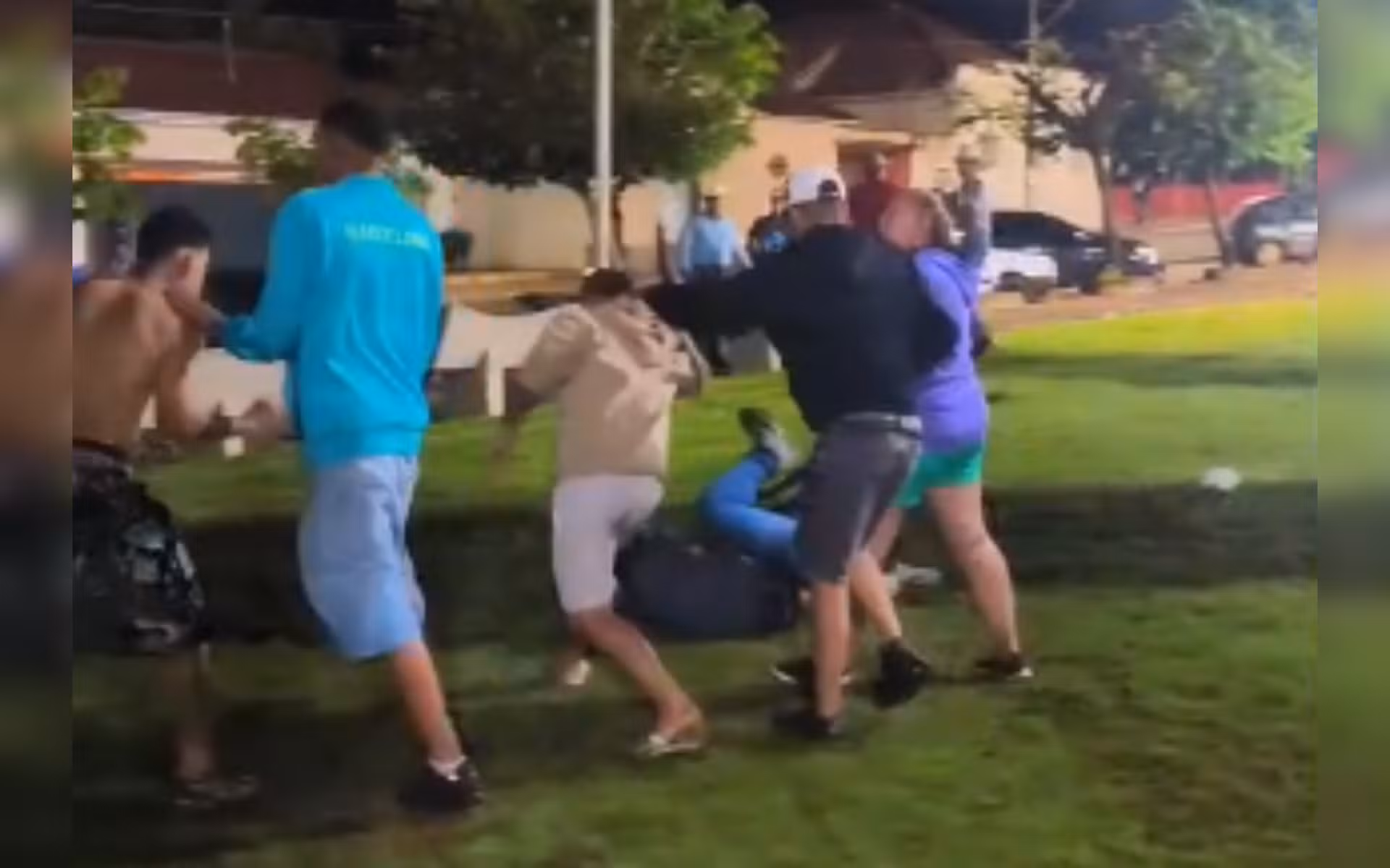 Trio suspeito de espancar homem é preso após ser identificado por vídeos em redes sociais