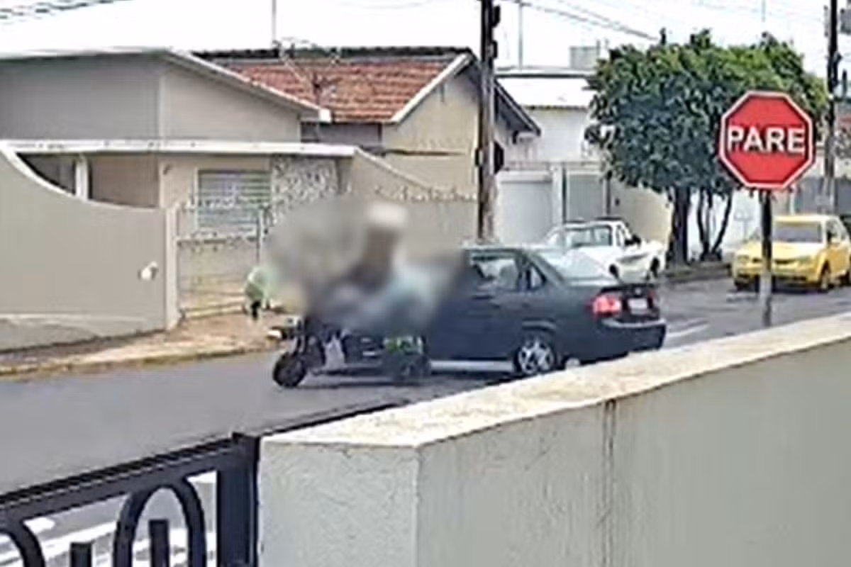 VÍDEO: mulher é atropelada por carro após perder controle de triciclo em Dracena