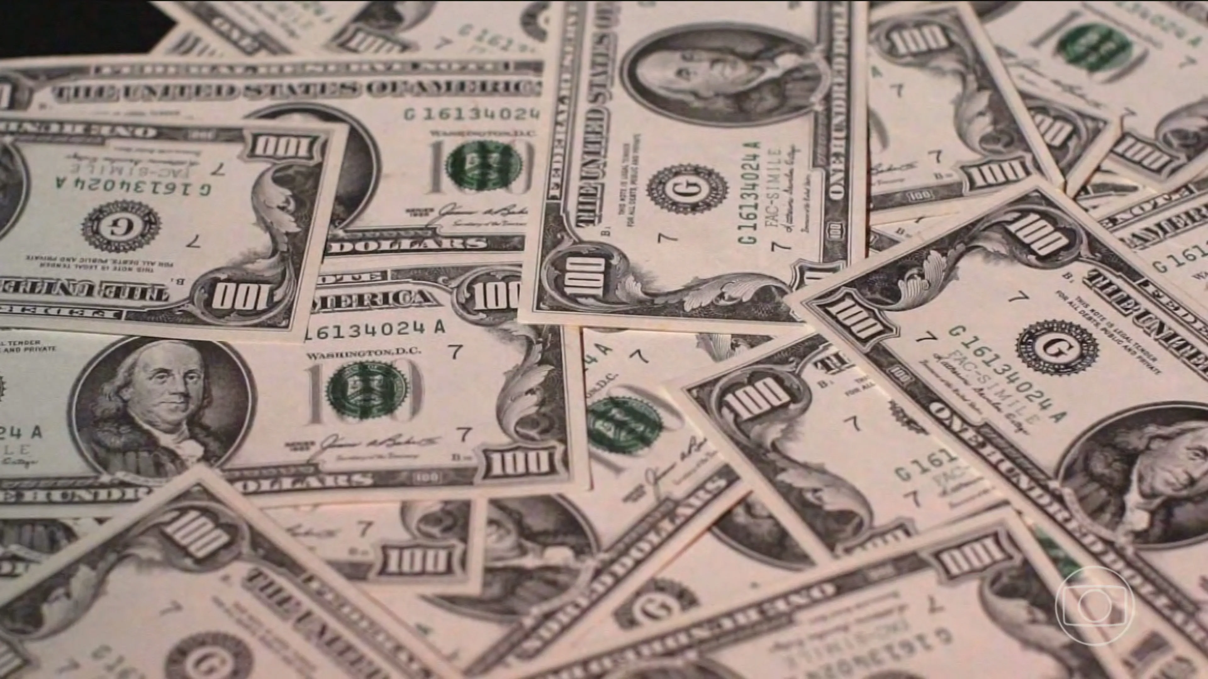 Dólar e Ibovespa fecham em alta, de olho em cenário de juros no Brasil e nos EUA