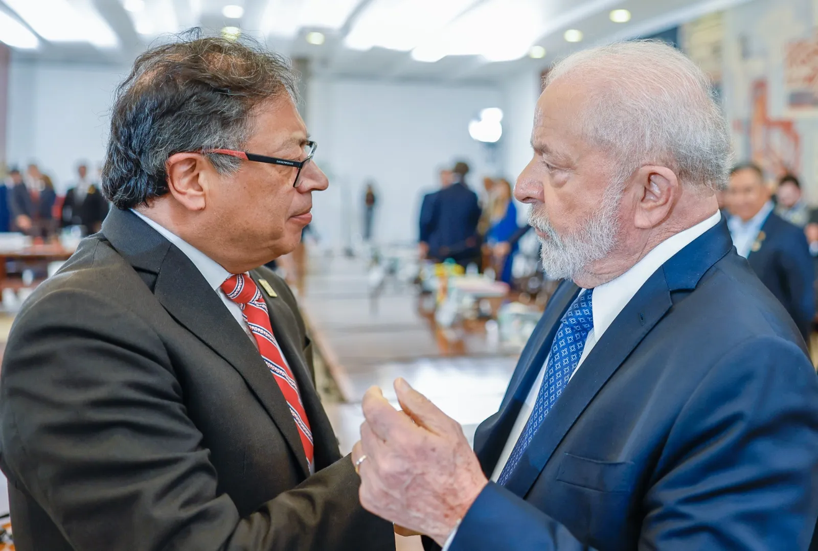 Em meio à crise sobre eleições na Colômbia, Petro telefona para Lula e diz que fará 'transição pacífica'