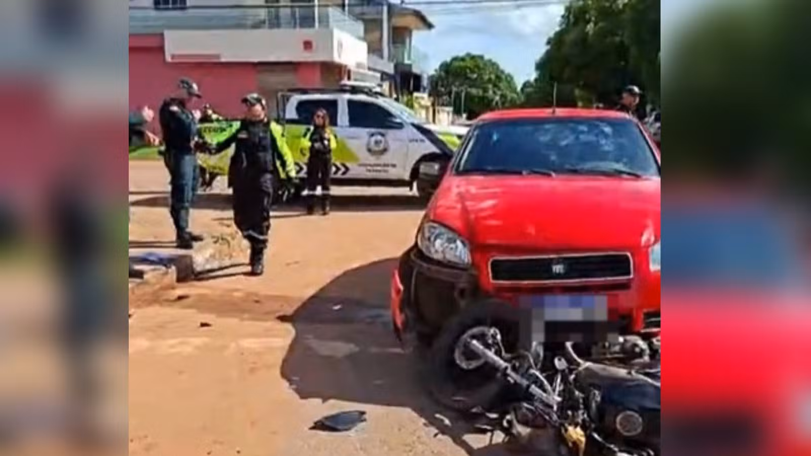 Motociclista fica ferido após tentar fugir de barreira policial e bater de frente com carro em Santarém