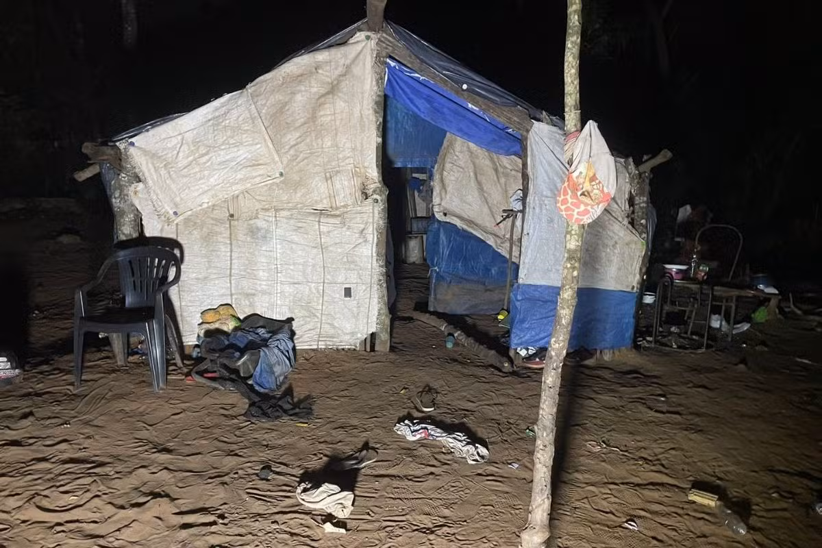 Bebê de 5 meses é morto a golpes de foice e mãe fica ferida após suspeito invadir casa por vingança